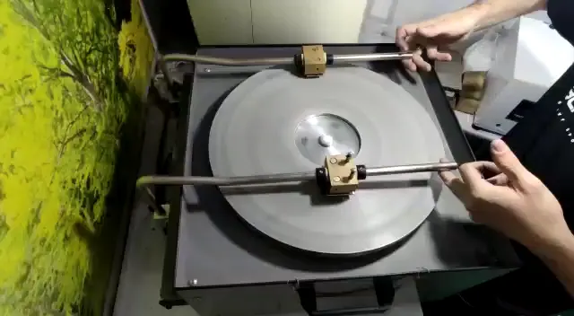 Lâmina de máquina de tosa sendo afiada no disco