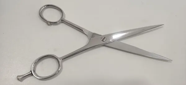 Tesoura de cabelo afiada